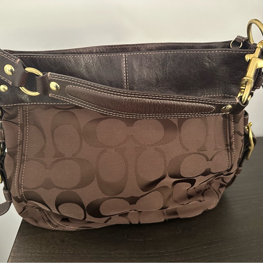 Shoulder bag in mint condition. Gold accents, purple interior.